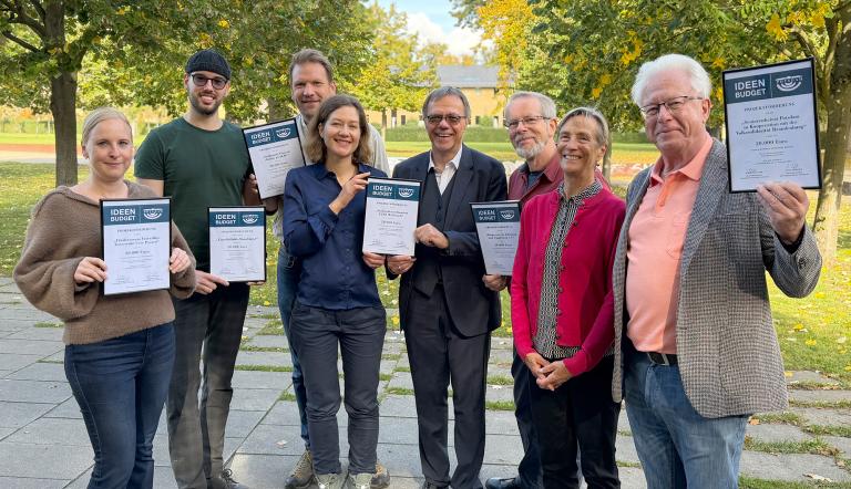 Bürgermeister Burkhard Exner (Mitte) und die Kooperationspartner des Ideen-Budgets 2026 von links: Heike Petrikowski aus Uetz-Paaren, Till Zundel von der Einzelfallhilfe-Manufaktur, Uwe Rühling vom Treffpunkt Freizeit, Anna Volkmar als Stadtteilkoordinatorin in Waldstadt, Jörg Walter vom Bürgerverein und Ortsbeirat Fahrland, Sabine Sütterlin aus dem Ortsbeirat Neu Fahrland und Hartmut Große vom Seniorenbeirat