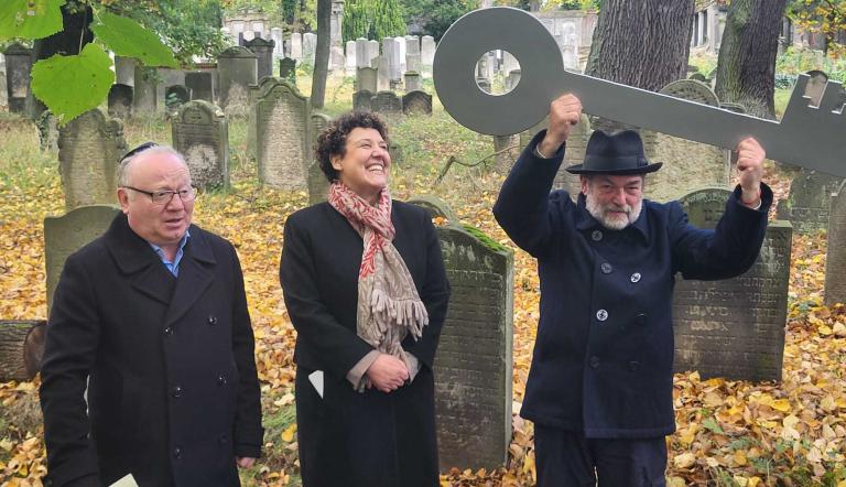 Beigeordnete Brigitte Meier übergibt einen symbolischen Schlüssel für das Erweiterungsgrundstück für den Jüdischen Friedhof an den Landesverband der Jüdischen Gemeinden Land Brandenburg K.d.ö.R.
