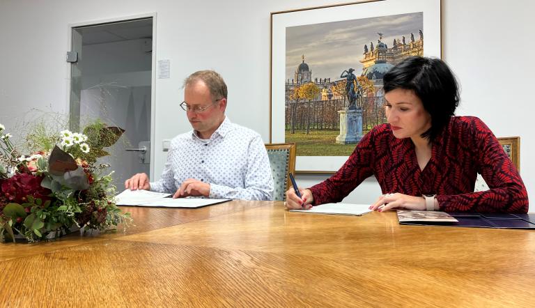 Noosha Aubel hat am 23. Oktober 2025 im Beisein von Wahlleiter Dr. Stefan Tolksdorf die Wahl zur Oberbürgermeisterin fristgerecht angenommen. Noosha Aubel hat am 23. Oktober 2025 im Beisein von Wahlleiter Dr. Stefan Tolksdorf die Wahl zur Oberbürgermeisterin fristgerecht angenommen.
