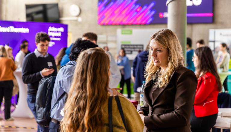 Zwei Frauen im Gespräch bei der UniContact 2025