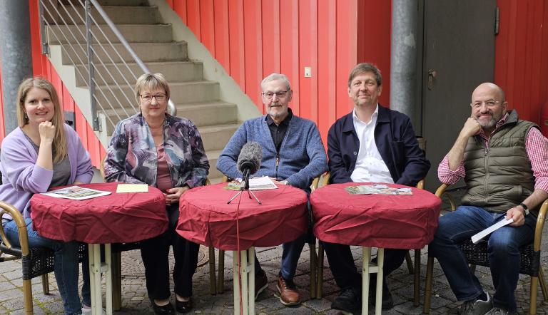 v.l.n.r. Christina Bayer (Bereich Marketing der Landeshauptstadt Potsdam), Ilka Neugebauer (Kaufmännische Geschäftsführerin Kabarett Obelisk), Matthias Finken (Kulturstadt Potsdam e.V.), Kaspar von Erffa (Künstlerischer Leiter der Inselbühne), Matthias Kartz (Untere Denkmalschutzbehörde der Landeshauptstadt Potsdam) bei der Vorstellung des Programms UNESCO-Tag/Fest der Kulturerben 2025
