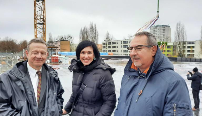 Torsten Wiegel (Beigeordneter für Bildung, Kultur, Jugend und Sport), Oberbürgermeisterin Noosha Aubel und Bernd Richter (Werkleiter des Kommunalen Immobilien Service )