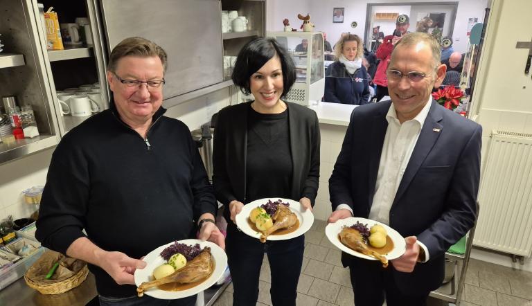 Adventsaktion Suppenküche. V.l.n.r. Michael Dimde, Lions Club Potsdam-Sanssouci, Oberbürgermeisterin Noosha Aubel und der Vorstandsvorsitzende der DRK Potsdam, Ronald Dorczok
