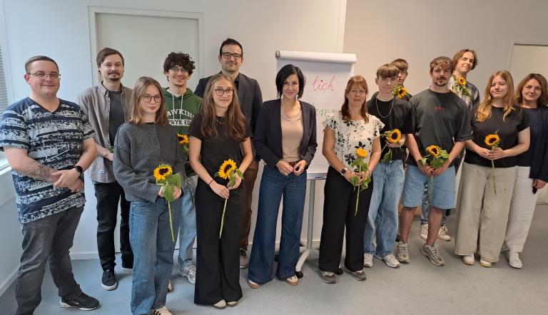 Oberbürgermeisterin Noosha Aubel begrüßt die neuen Azubis und Studierenden.