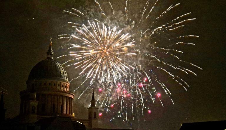 Feuerwerk am Alten Markt mit dem Blick auf die Nikolaikirche