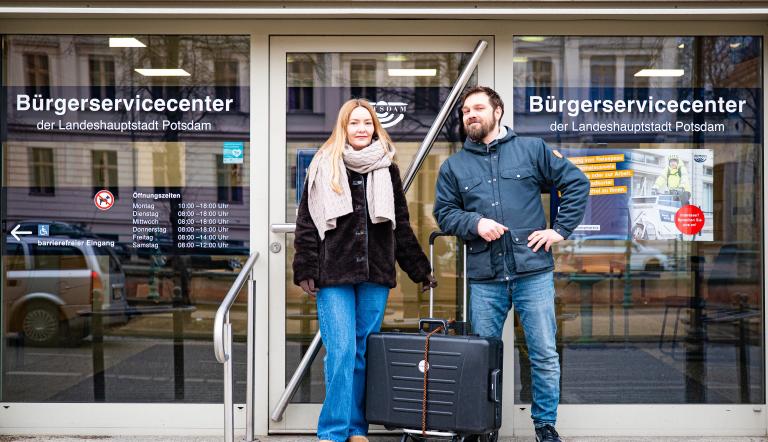 Zwei Mitarbeitende des Bürgerservice stehen vor dem Bürgerservice-Center in der Yorck-Straße.