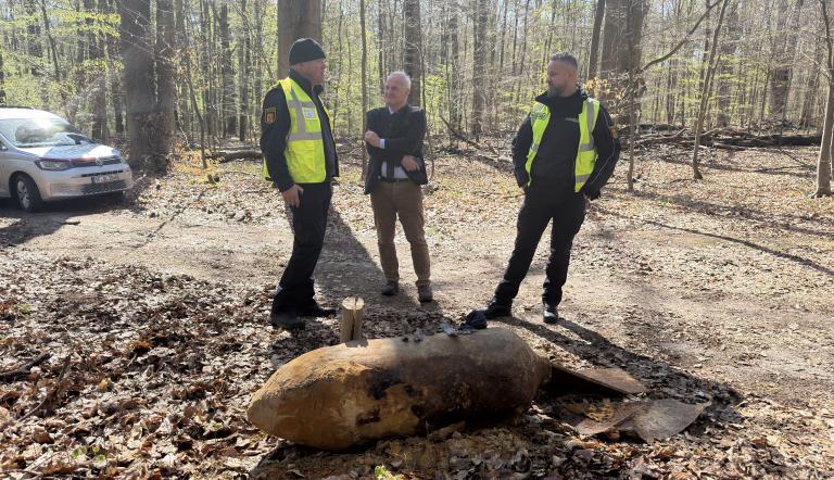 Bombeneinsatz am 21. April 2026 im Wildpark erfolgreich. Beigeordneter Bernd Rubelt und die Einsatzleitung im Gespräch mit Sprengmeister Mike Schwitzke.
