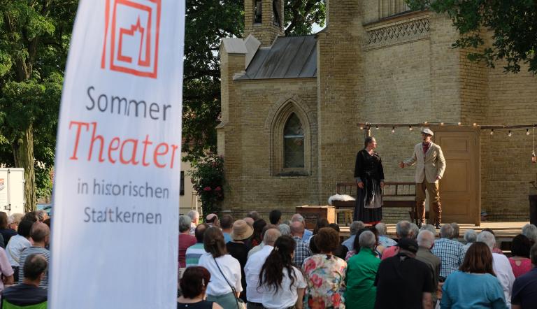 Theateraufführung an der Alten Neuendorfer Kirche