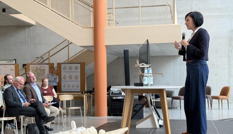 Oberbürgermeisterin Noosha Aubel begrüßt zur Informationsveranstaltung zum Universitätscampus Brauhausberg.