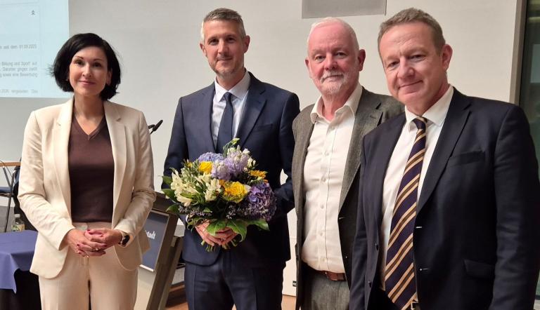 Dr. Robert Schreiner zum Fachbereichsleiter Bildung und Sport der Landeshauptstadt Potsdam ernannt. V.l.n.r.: Noosha Aubel, Dr. Robert Schreiner, Dieter Jetschmanegg und Torsten Wiegel