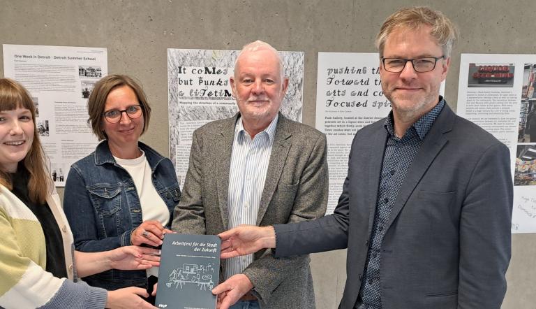 Projekt Zukunft kommunaler Berufe abgeschlossen. V.l.n.r.: Projektleiterinnen Meike Ortmanns (FH), Henrike Sattler (LHP), Dieter Jetschmanegg, Prof. Tobias Schröder
