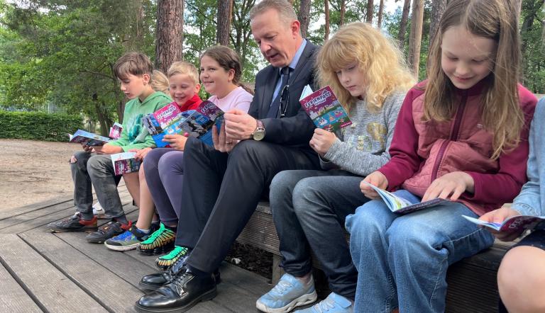 Torsten Wiegel, Beigeordneter für Bildung, Kultur, Jugend und Sport, hat die Ferienpässe für die Sommerferien 2026 an Schülerinnen und Schüler in Potsdam überreicht.