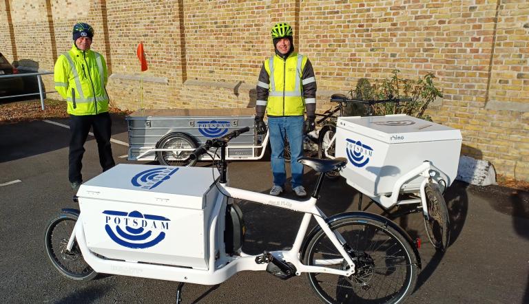 Die Fahrradkuriere der Landeshauptstadt Potsdam übernehmen die Bücherlieferung für den Mobilen Bibliotheksdienst der Stadt- und Landesbibliothek Potsdam