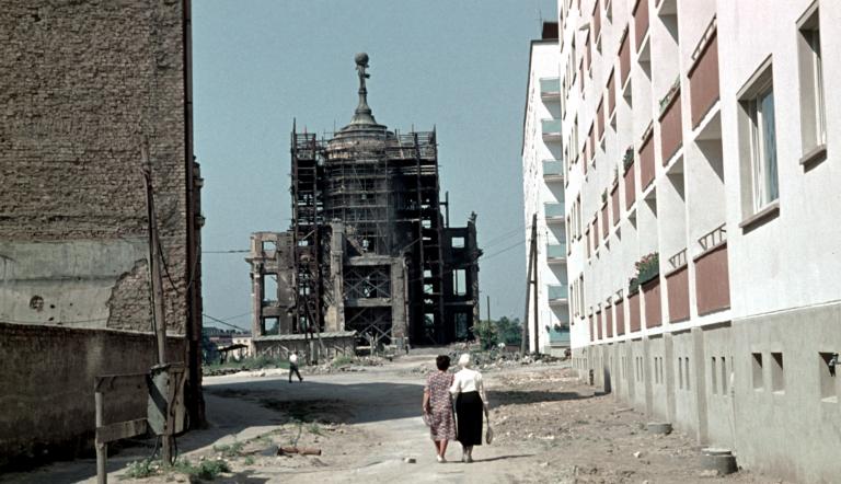 Satelliten-Ausstellung PFN-Blick durch die ehem. Burgstraße zur Ruine des Alten Rathauses, um 1962 
