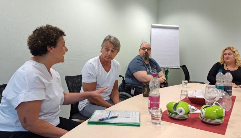 Brigitte Meier und Steven Snelsire informieren zur bedarfsgerechten Pflege 