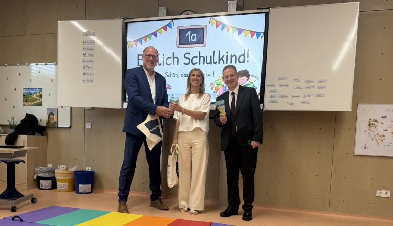 Bert Nicke, Juliane Niemeyer und Torsten Wiegel bei der Eröffnung der Grundschule Krampnitz im Potsdam Norden