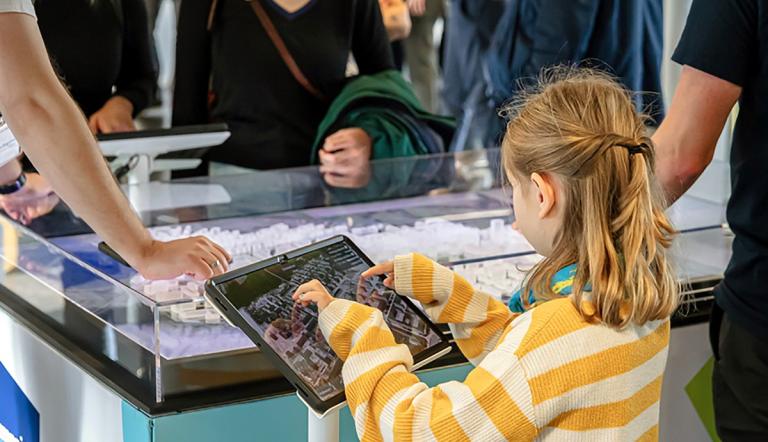 Smart City wird praktisch erlebbar: Besucher*innen der Fachveranstaltung können Smart City Projekte ausprobieren.
