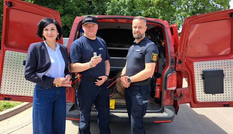 Oberbürgermeisterin Noosha Aubel, Sprengmeister Mike Schwitzke und Einsatzleiter Kai Lange