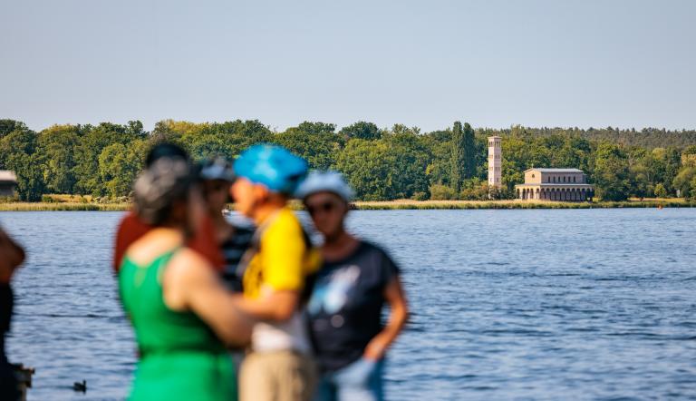 Besucher im UNESCO-Welterbe, im Hintergrund die Heilandskirche