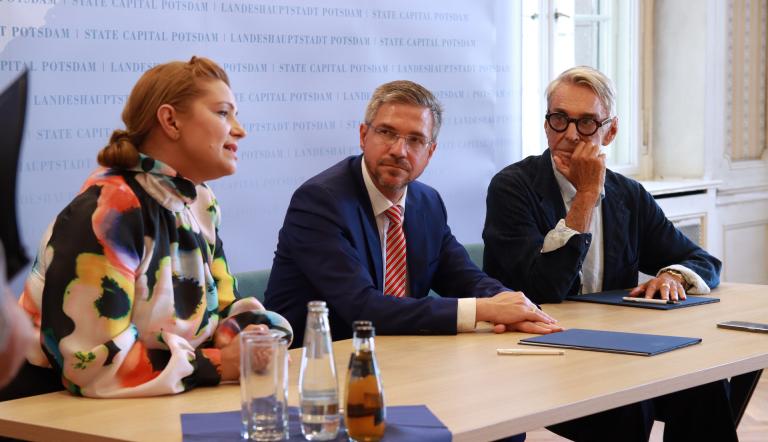 Wolfang Joop und Mike Schubert bei einer ersten Präsentation der Ausstellungspläne im August 2023.
