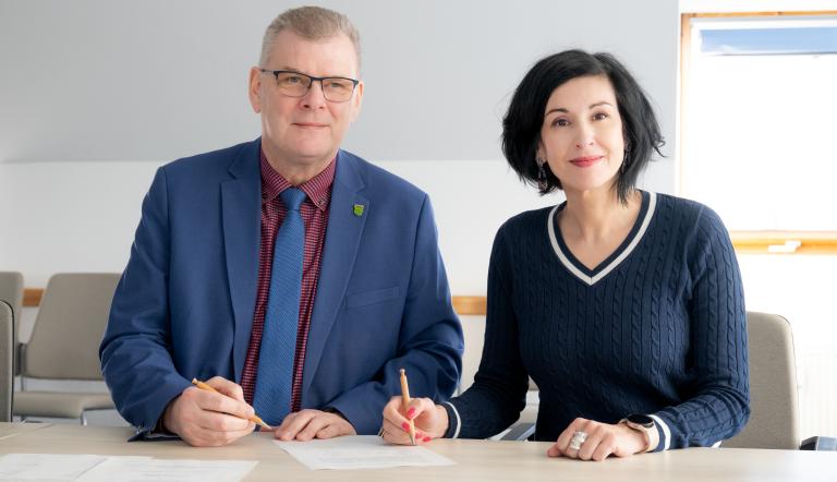 Potsdams Oberbürgermeisterin Noosha Aubel und der Bürgermeister von Wustermark, Holger Schreiber, unterzeichnen eine Absichtserklärung zur gemeinsamen Nutzung der Abwärme eines Rechenzentrums.