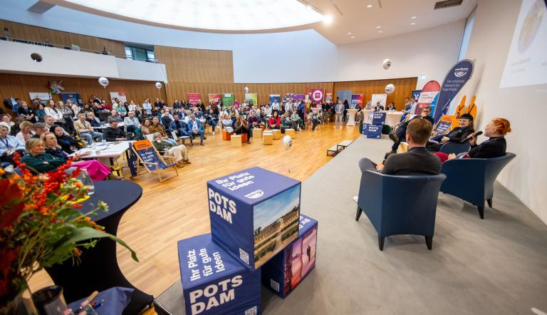 Bühne und Publikum im Havel-Saal beim Potsdamer GründerTag 2025