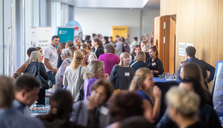 Viele Menschen im Foyer der IHK Potsdam beim FachkräfteTag 2024