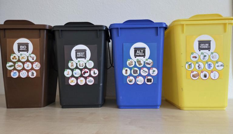 Behälter zur getrennten Abfallsammlung - Bio, Restmüll, Blau und Gelb
