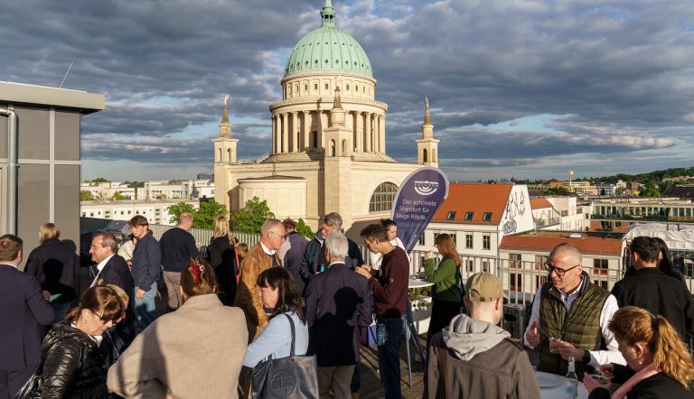 Viele Menschen auf der Dachterasse vor der Nikolaikirche