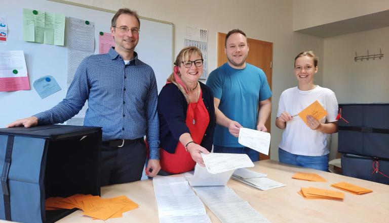 Auszählung Stimmzettel in der Wahlbehörde Mitarbeitende der Wahlbehörde zählen Stimmzettel aus.