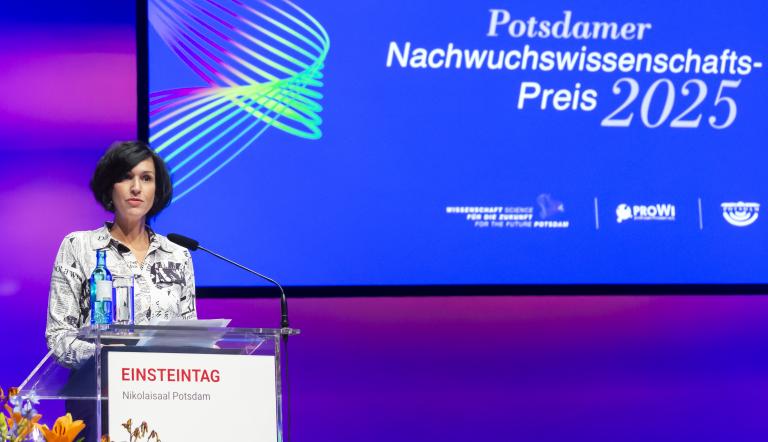 Oberbürgermeisterin Noosha Aubel bei ihrer Rede des Nachwuchswissenschafts-Preis 2025