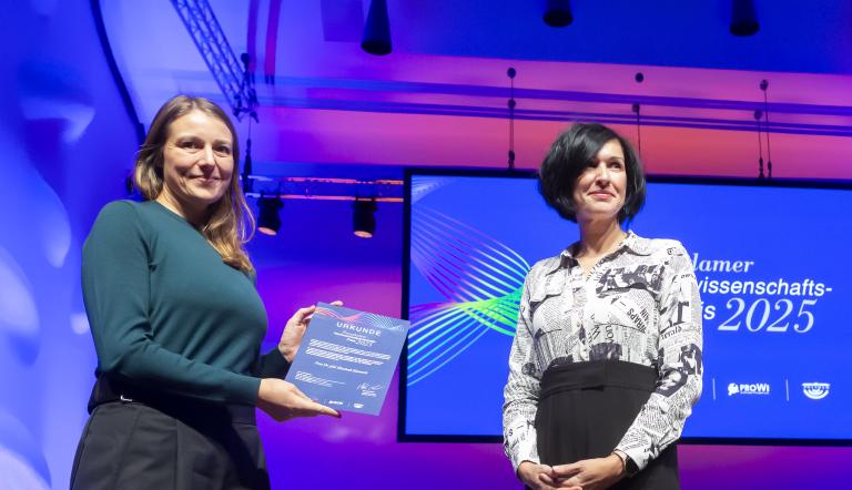 Oberbürgermeisterin Noosha Aubel mit Dr. Elisabeth Kimmerle, Preisträgerin des Nachwuchswissenschafts-Preises 2025.