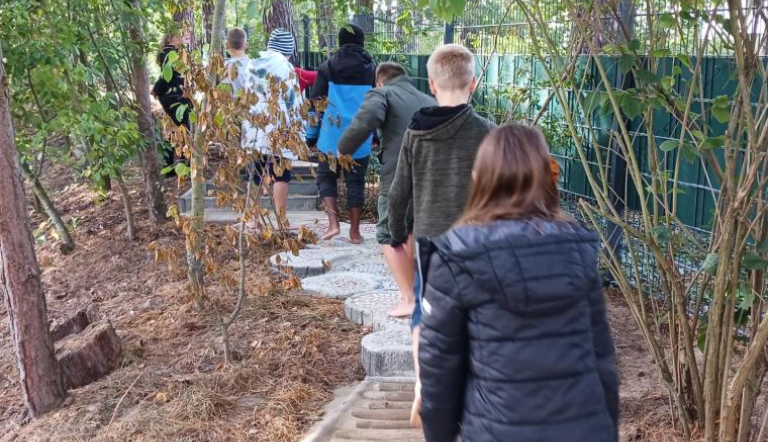 Barfußpfad im Hort Zauberwald