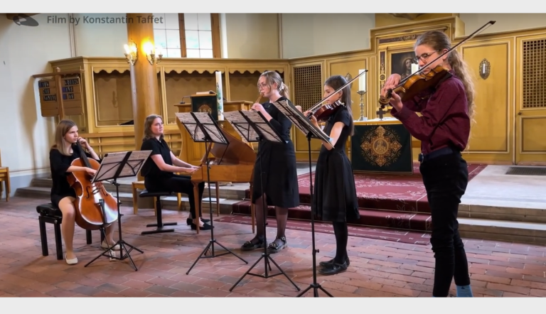 Barocke Zauberklänge 2023 Ein jugendliches Barockensemble musiziert mit Instrumenten im Kircheninnenraum der Babelsberger Friedenskirche.