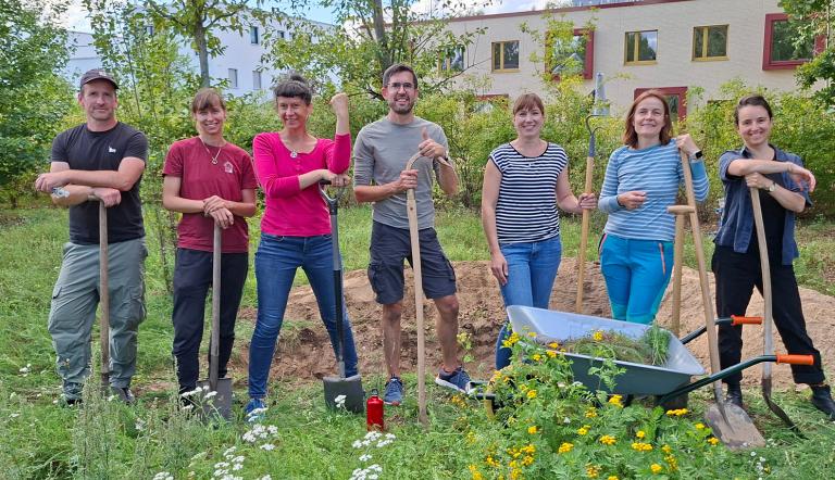 Bewohnerinnen beim Umbau der Grünfläche (Foto: NABU Bornstedt)