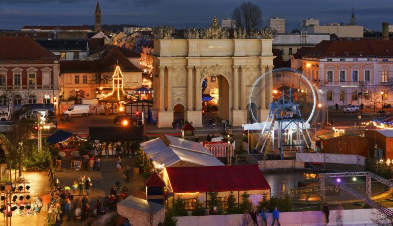 Weihnachtsmarkt "Blauer Lichterglanz" Weihnachtsmarkt "Blauer Lichterglanz" auf dem Luisenplatz Potsdam