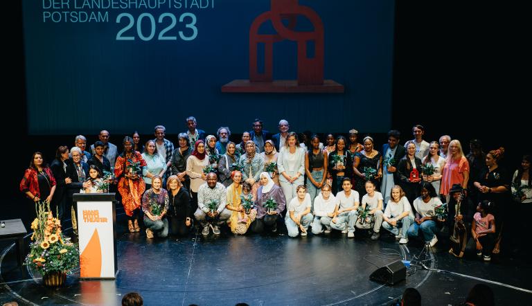 Verleihung Integrationspreis 2023 Sie sehen ein Foto von der Verleihung des letztjährigen Integrationspreises mit allen Gewinnern auf der Bühne.