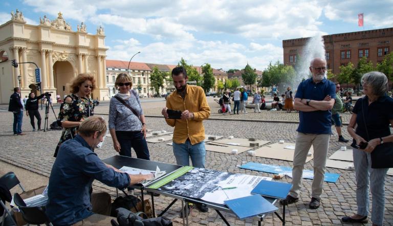 Das Demokratiedenkmal auf dem Luisenplatz entsteht. Der Künstler Mikos Meininger stellt die Planungen für das Demokratiedenkmal auf dem Luisenplatz vor.