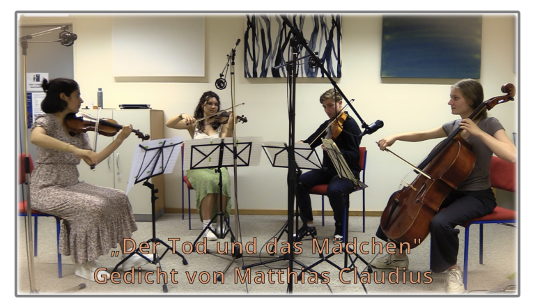 Campus-Produktion in der JamMBoxX In einem legeren Aufnahmeraum musizieren vier ältere Jugendliche mit Violinen, Bratsche und Cello.