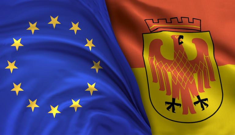EU und Potsdam Flagge Die Flagge der Europäischen Union und eine Flagge mit dem Stadtwappen der Landeshauptstadt Potsdam.