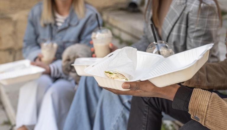 Einwegverpackung im Einsatz-Foto Freepik.jpg