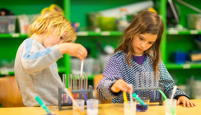 Zwei Kinder experimentieren im NANO Potsdam. 