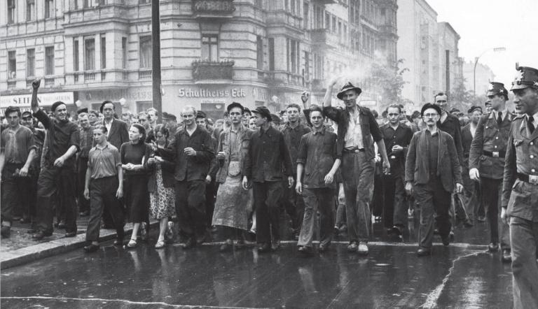 Demonstrationszug der Stahlwerker von Henningsdorf in Ost-Berlin, 17. Juni 1953 Demonstrierende Arbeiterinnen und Arbeiter des Volksaufstandes am 17. Juni 1953 in Berlin