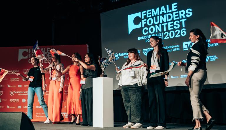 Die Finalistinnen auf der Bühne beim Finale des Female Founders Contest 2026
