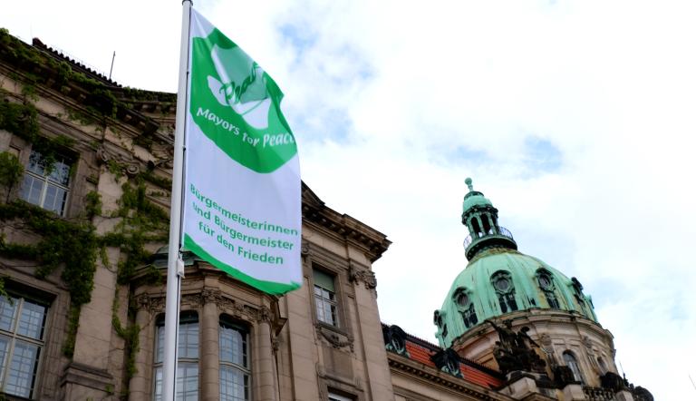 Fahne vor dem Rathaus - Mayors for Peace