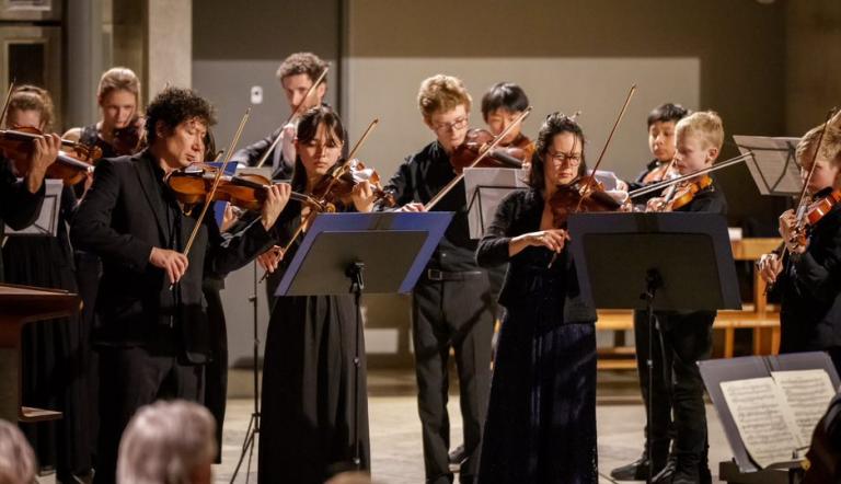Talentwoche Festival Strings Lucerne Erfahrene Musizierende an klassischen Instrumenten sind gemeinsam mit jugendlichen Talenten in Aktion zu sehen