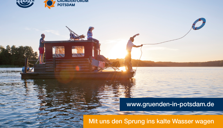 Personen auf einem Floß auf dem Wasser, eine Person wirft einen Rettungsring ins Wasser