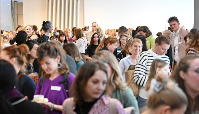 Viele Menschen im Foyer der IHK Potsdam bei Frauen auf dem Weg 2026