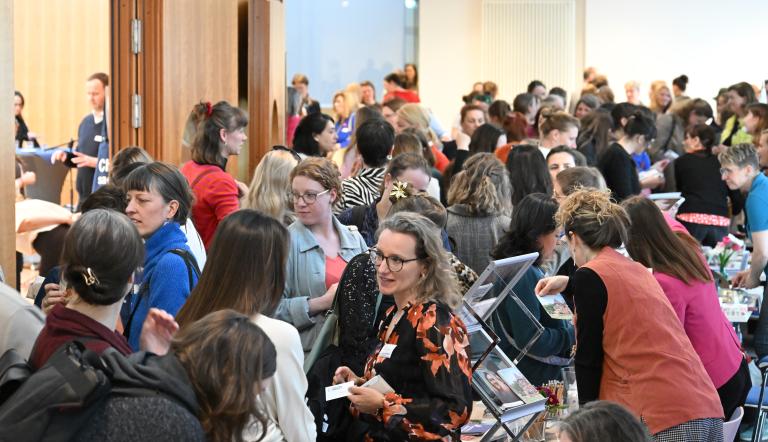 Viele Menschen im Foyer der IHK Potsdam bei Frauen auf dem Weg 2026