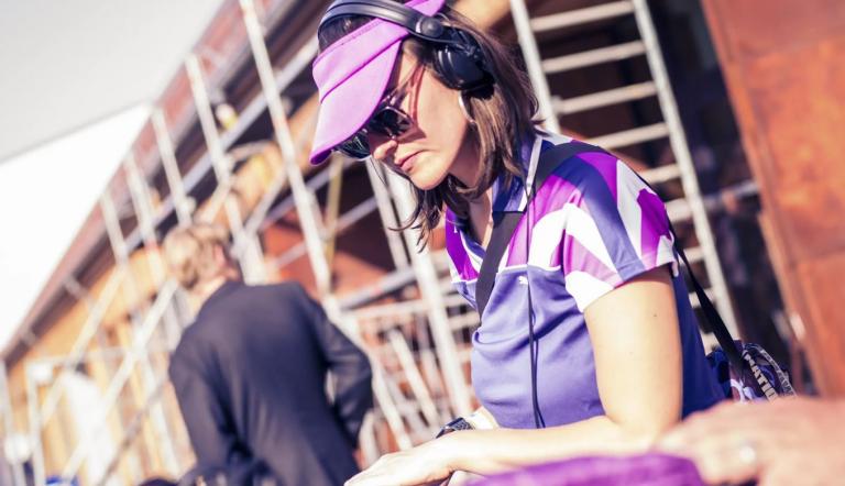 Frau am DJ-Pult